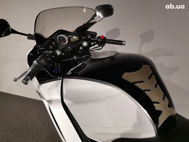 Honda VFR Image 8